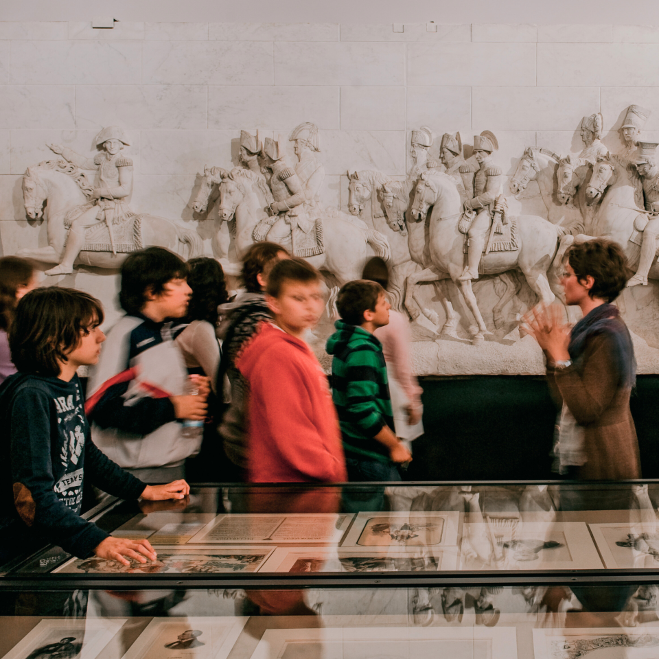 Visita Guidata al Museo Nazionale del Risorgimento Italiano. Sala 8 - La Restaurazione. Un gruppo di giovani visita il museo con una guida.